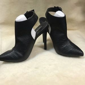 Black shoe bootie